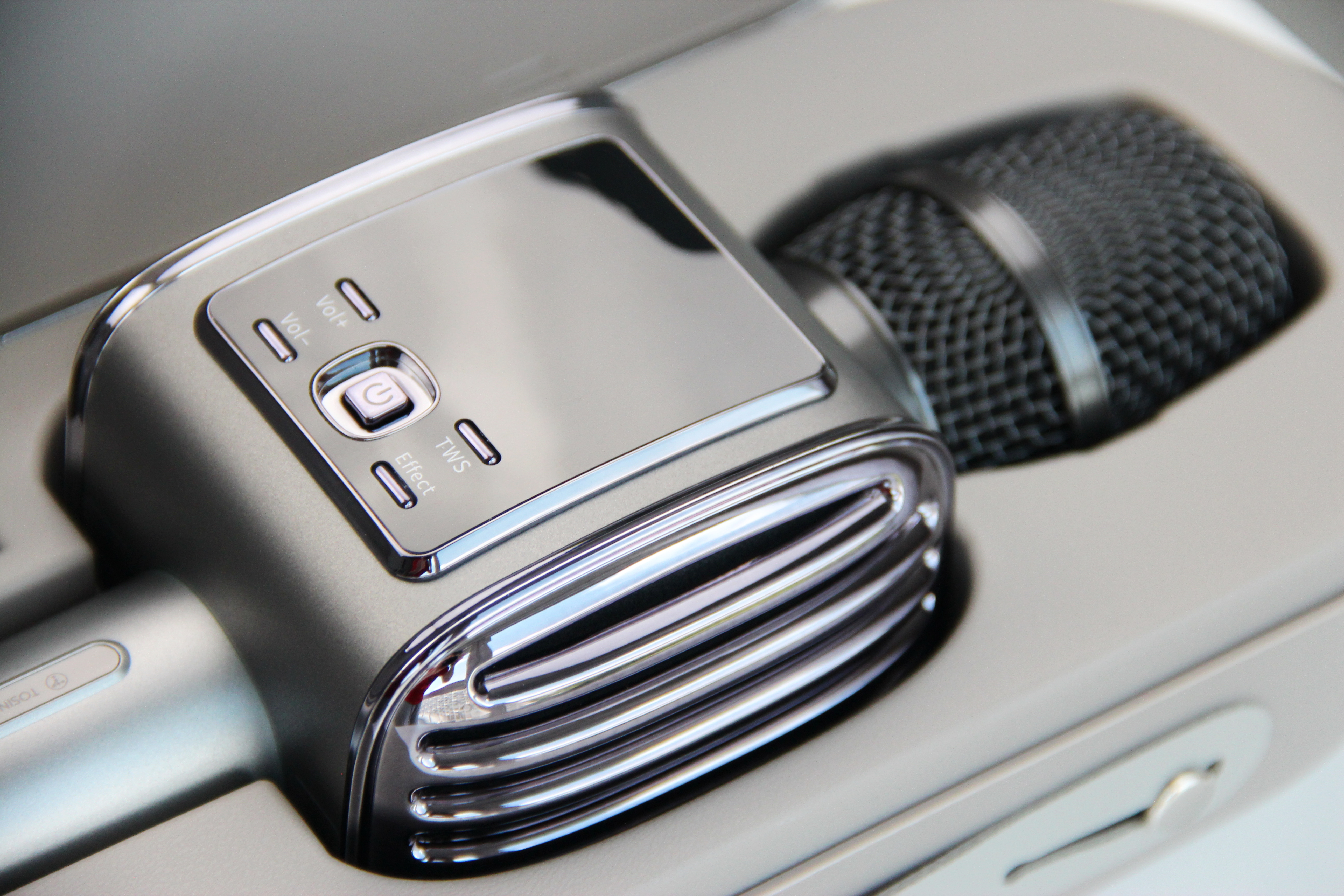 беспроводной микрофон для караоке лежит в футляре